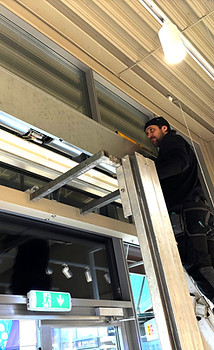 Tekniker Eoptimering installerar luftridå