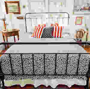 Decorating with red, white, and blue in the Guest Bedroom