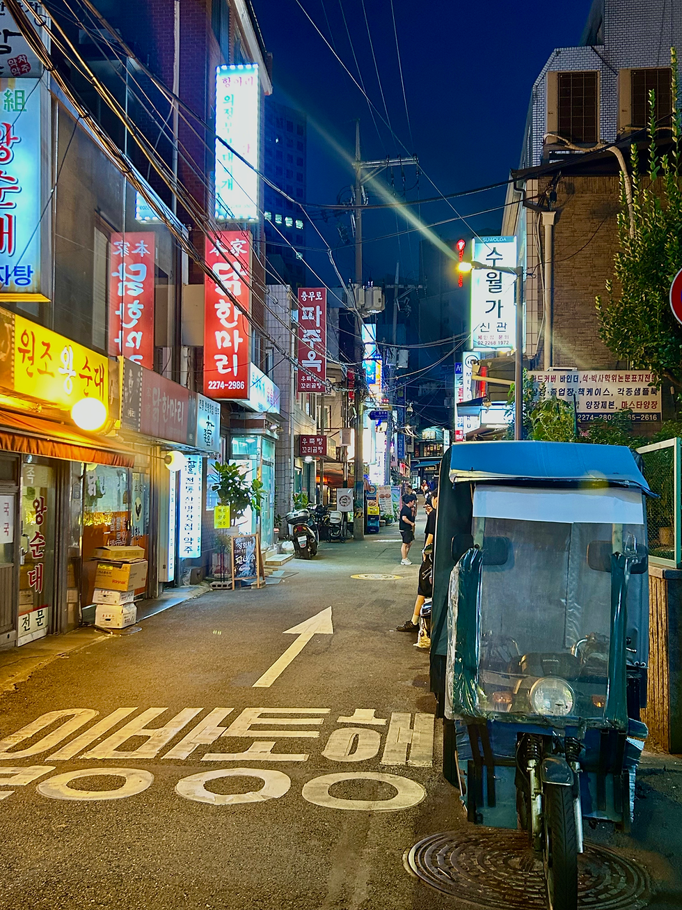 Walking around the streets of Seoul at night