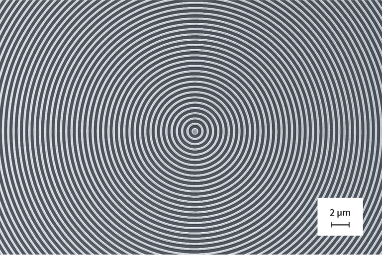 Concentric rings with a linewidth of about 200 nm and a pitch of 700 nm in positive photo resist