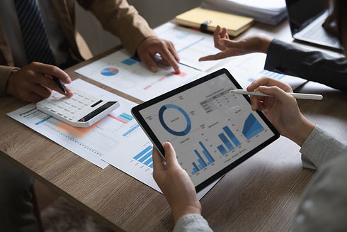 business-adviser-meeting-to-analyze-and-discuss-th-2022-11-07-23-31-44-utc.jpg
