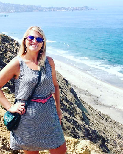photo of blonde girl on the Torrey Pines cliffs in La Jolla, California, living the life she wants.