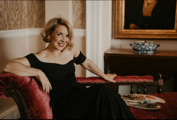Live painter Cheryl profile photo, classy on chaise longue
