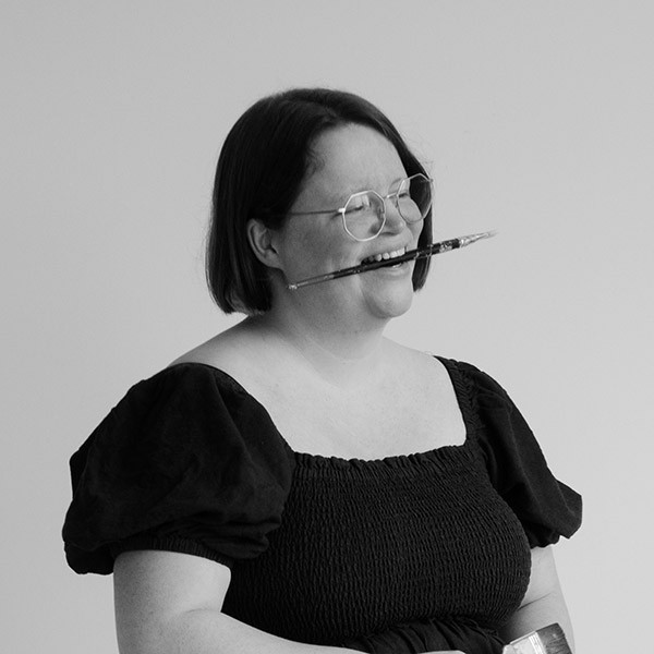 Greyscale profile photo of Dutch live wedding painter Renée, by Julia Grosfeld