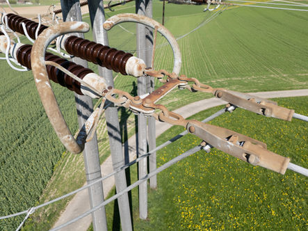 Detailaufnahme Hochstannungsleitung con der Drohne