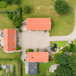 Dronefotografering af trælænget landejendom
