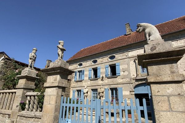 Château de la Voreille, Château de la La Vaureille, creuse, Peyrat la Noniere, étang, gîtes, roulottes, pèche, poneys, ânes, Maison du domaine, Bujade, Sellerie, Roulottes vénitienne, génoise, napolitaine, florentinegîte la maison du domaine Château de la Voreille, Château de la La Vaureille, creuse, Peyrat la Noniere, campagne, étang, gîtes, roulottes, pèche, poneys, ânes randonnées,  vélo, calme