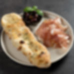 Pizzabrot mit San Daniele Schinken und Olive