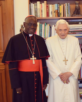 BENTO XVI : "COM O CARDEAL SARAH, MESTRE DO SILÊNCIO E DA ORAÇÃO INTERIOR, A LITURGIA ESTÁ EM B