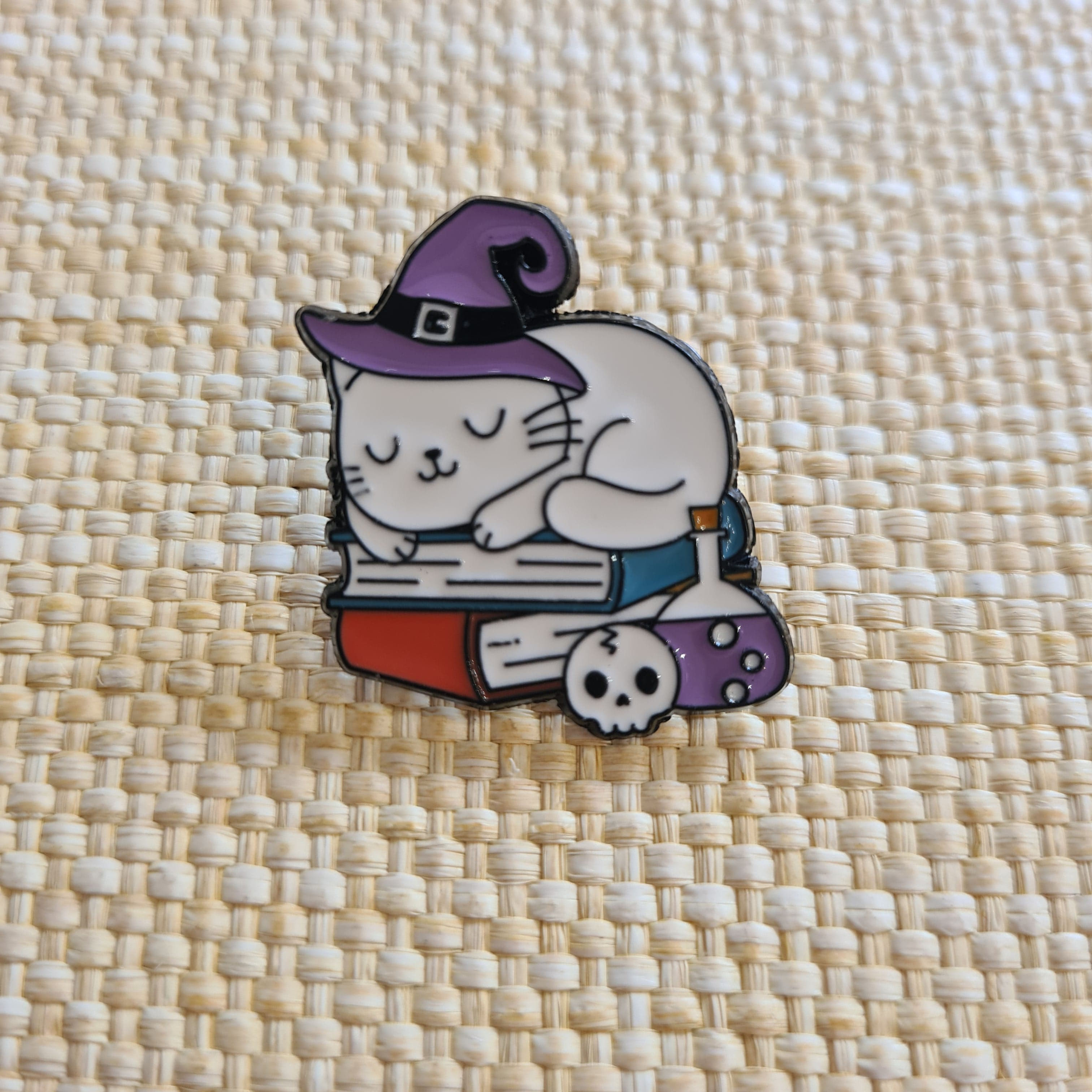 Pin Gatinho Bruxo com caveira