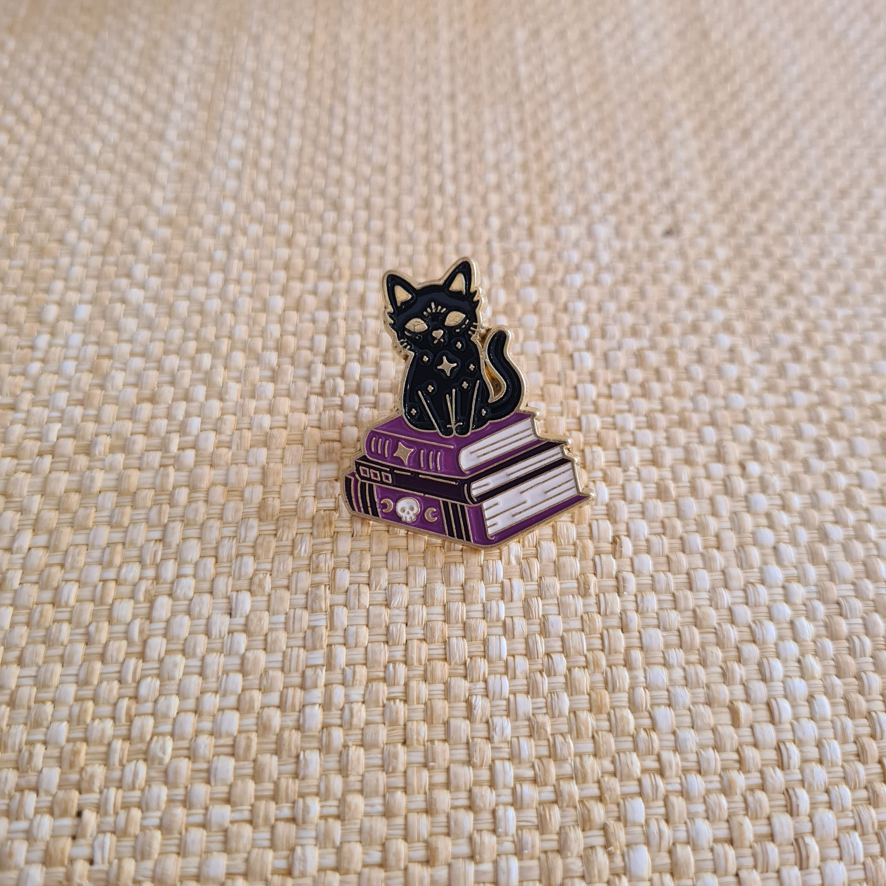 Pin Gatinho Preto Místico