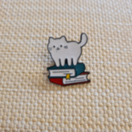 Pin Gatinho Branco nos Livros