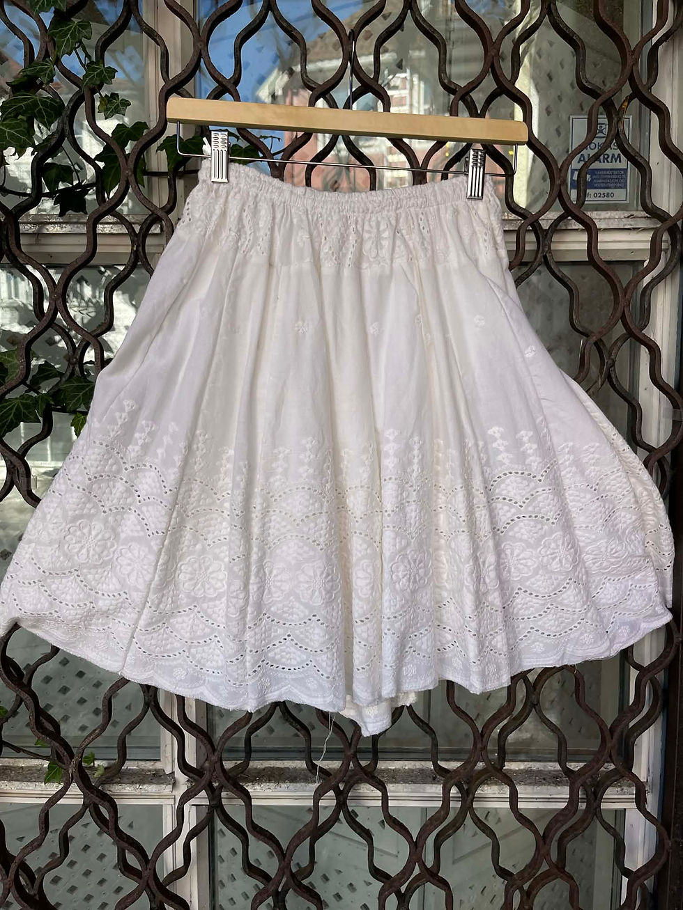 Miniatyrbilde: White Embroidery Short Cotton Skirt