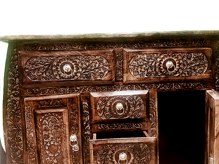 Miniatyrbilde: Carved Cupboard