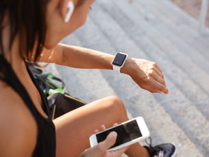 Monitoramento por smartwatches ajuda na prática de exercícios, mas não substitui acompanhamento profissional
