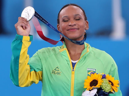 Rebeca Andrade faz história e ganha prata na Ginástica