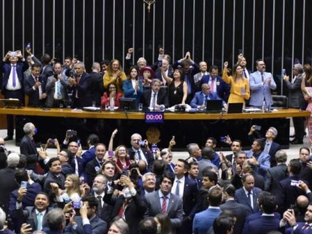 Câmara aprova projeto que fixa piso salarial para enfermeiros