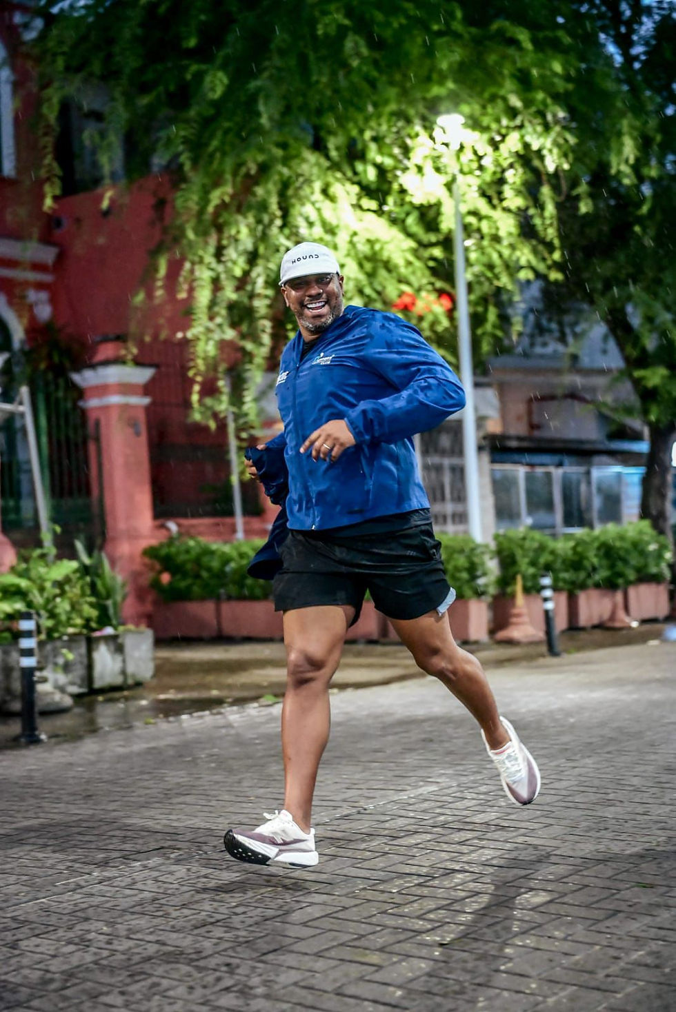 Acessórios, dores e adaptação: saiba como correr com segurança em Salvador