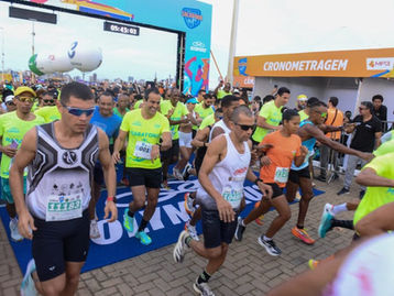 Primeiro dia da Maratona Salvador 2025 reúne milhares de corredores na Boca do Rio para provas de 5 km e 10 km