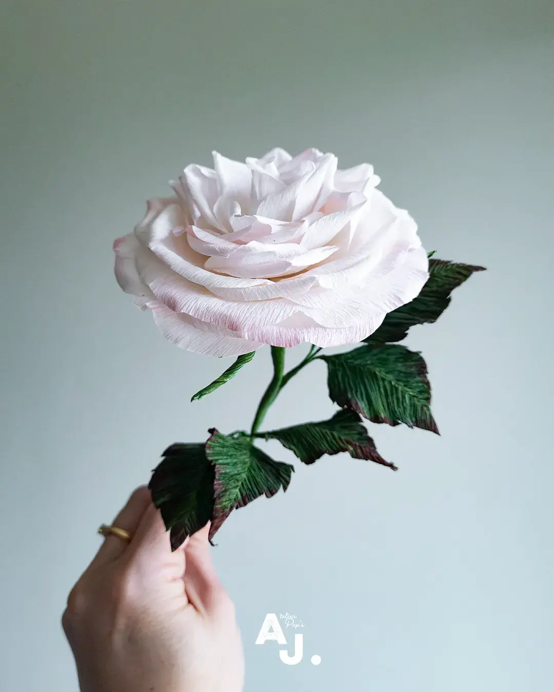 Rose blanche en papier découpé, création artisanale faite à la main.