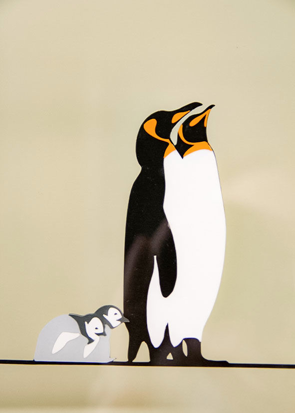 Zoom sur 2 pingouins de la lignée en kirigami. ©Audrey Jouve