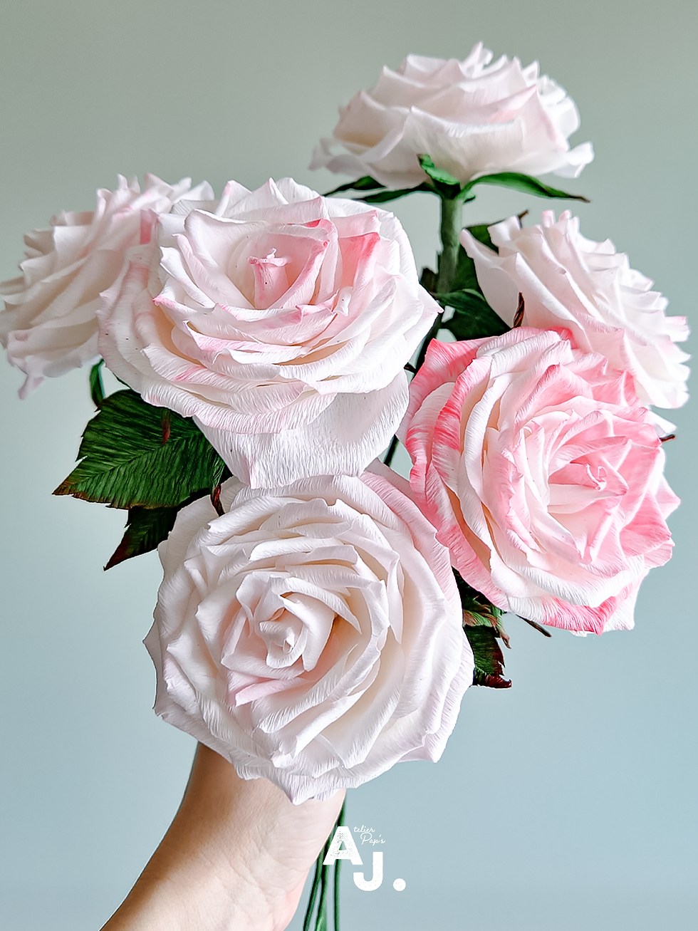 Rose blanche et rose en papier. ©Audrey Jouve