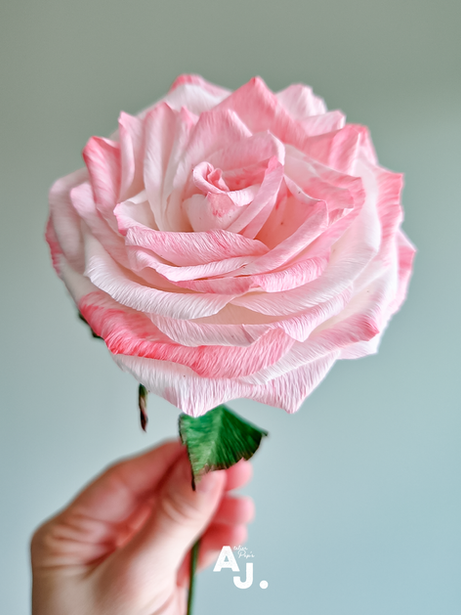 Rose blanche en papier crépon artisanale, façonnée à la main. Idéale pour décoration florale, cadeau romantique ou décoration intérieure élégante et durable.