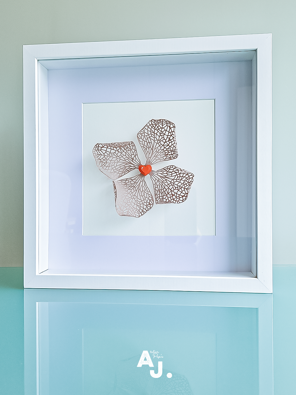 Amour en cage (Alkékenge) en papier découpé - Kirigami ©Audrey Jouve