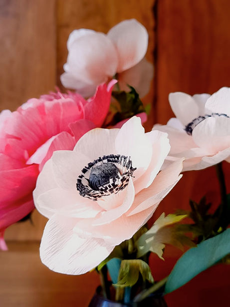 Bouquet en papier artisanal fait main, Formule Eclosion : fleurs colorées et poétiques pour décoration intérieure ou cadeau raffiné, durable et élégant.