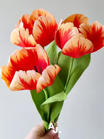 Tulipe rouge et jaune en papier crépon artisanale, décoration florale écologique et élégante. Parfaite pour offrir ou embellir votre intérieur avec style et poésie.