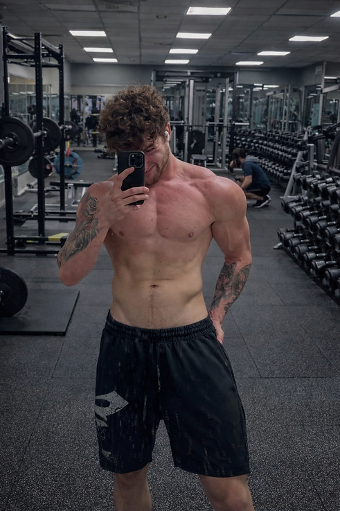me flex in gym.png