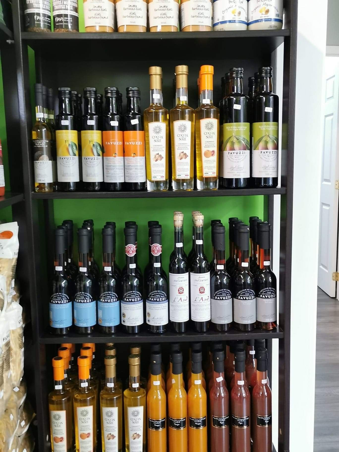 Favuzzi Huiles olive & vinaignes aromatisés artisanales, différents $$