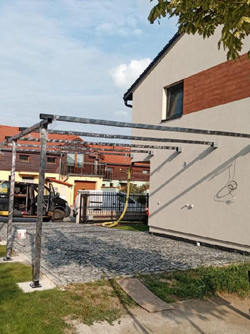 ocelový přístřešek u domu