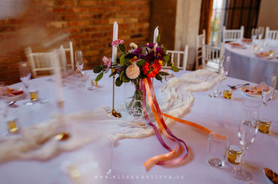 barevná květina uprostřed stolu a detaily na stole