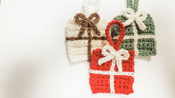 Crochet christmas present ornament clearance