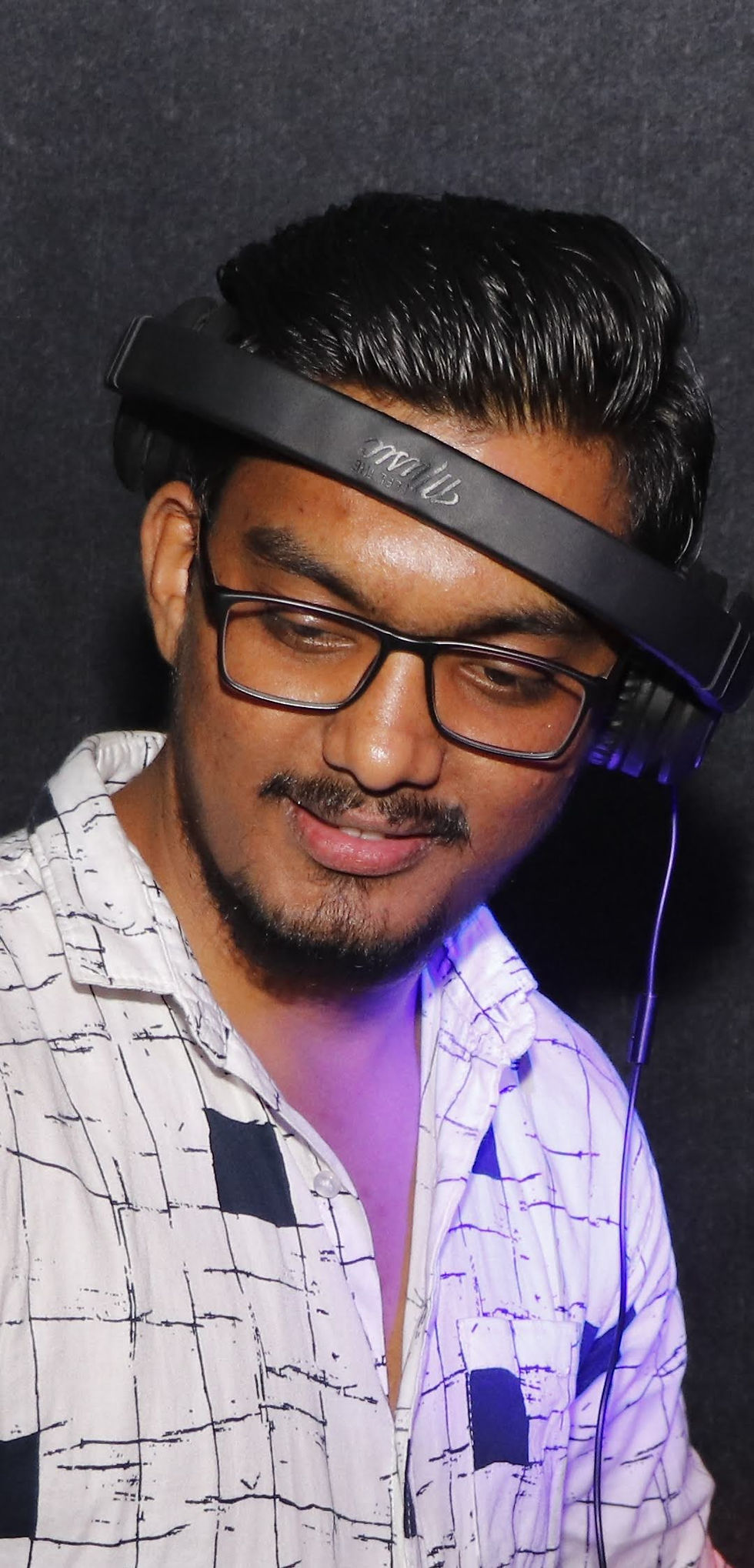 V DJ.jpg