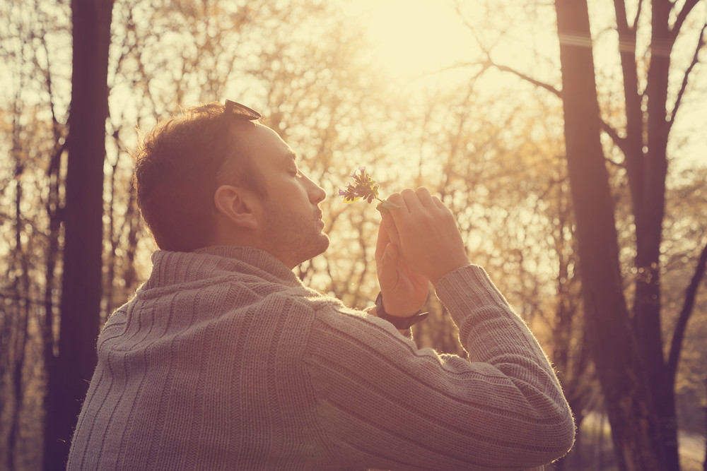 Homem a beneficiar do aroma da Natureza