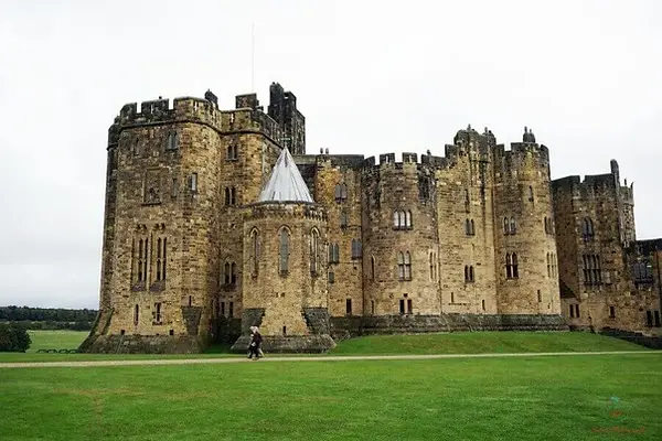 location-downton-abbey-alnwick-castle-esterni.webp