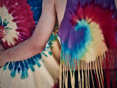 Cómo combinar tu ropa tie dye para una salida casual