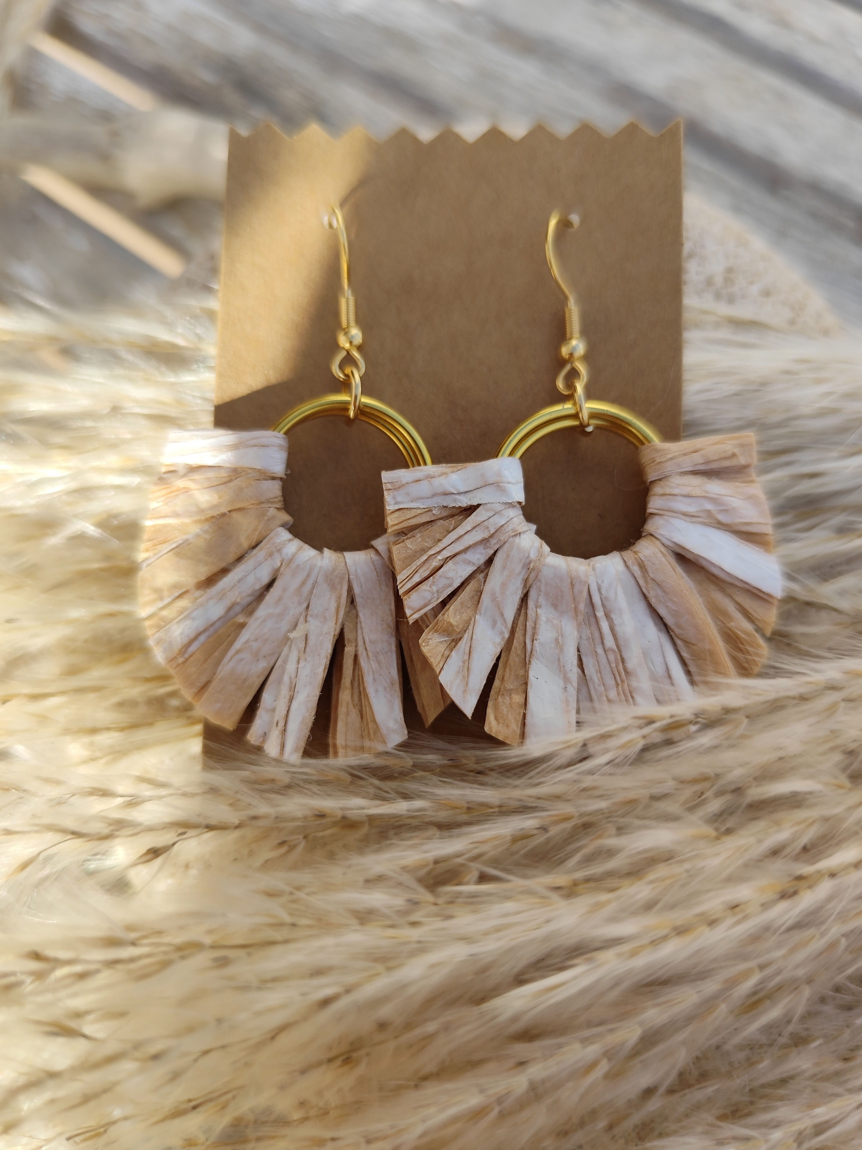 Halbe Sonnenstrahlform aus Raffia