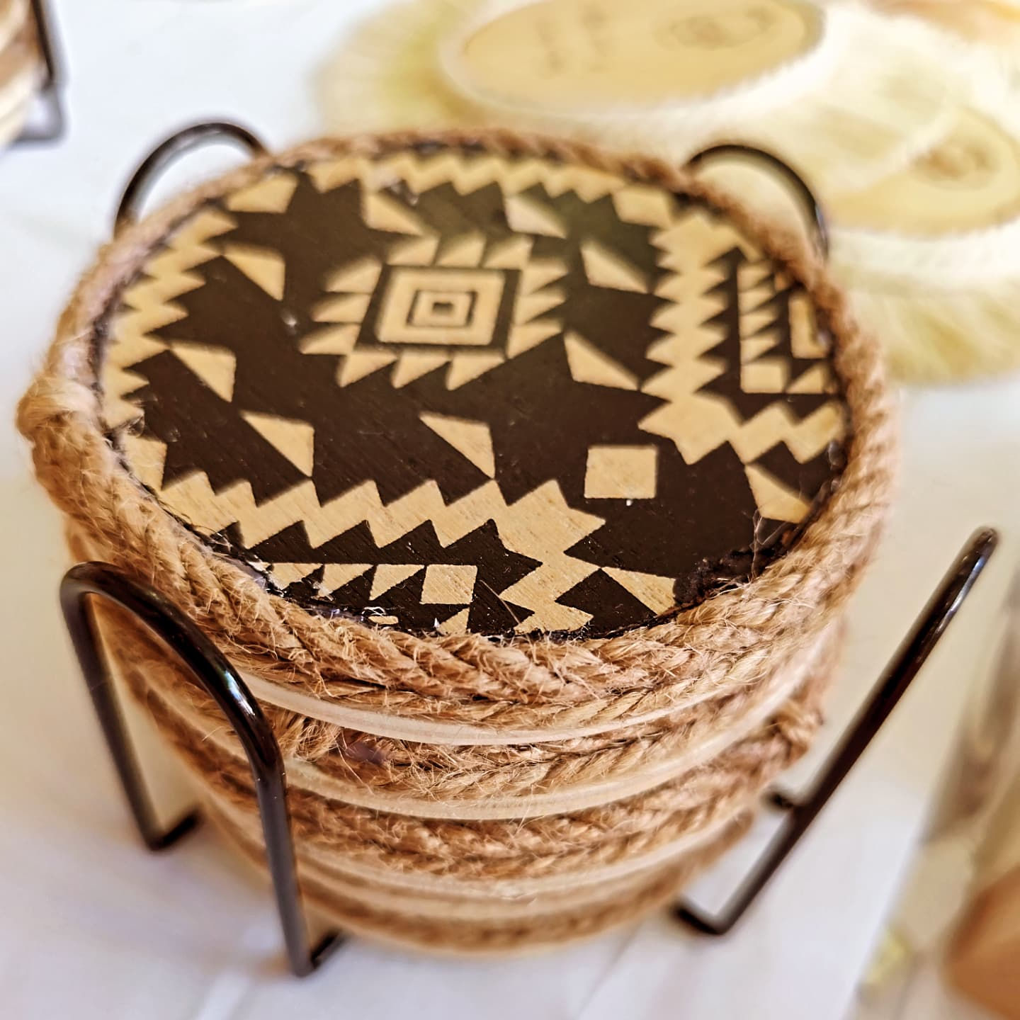 Set de 6 Posavasos de Madera y Lino con Estampado Geométrico