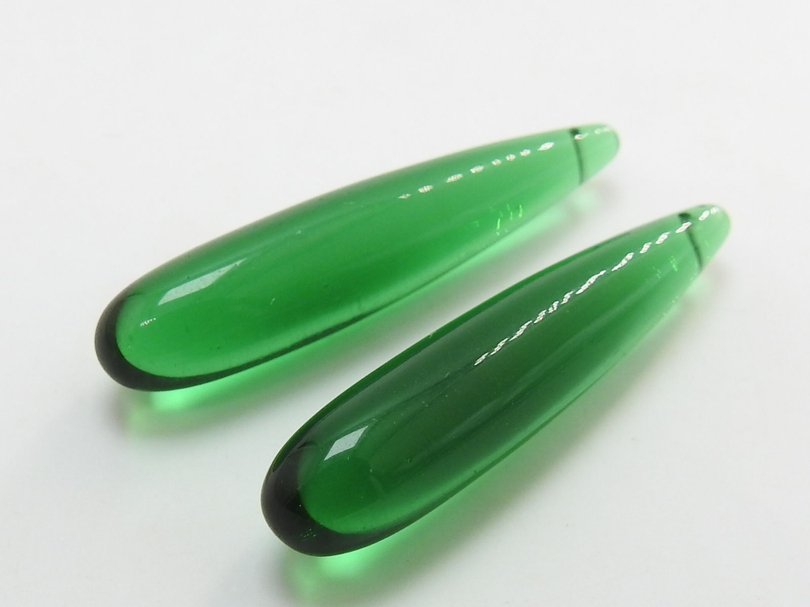 Chrome Green Quartz Smooth Elongated Drop