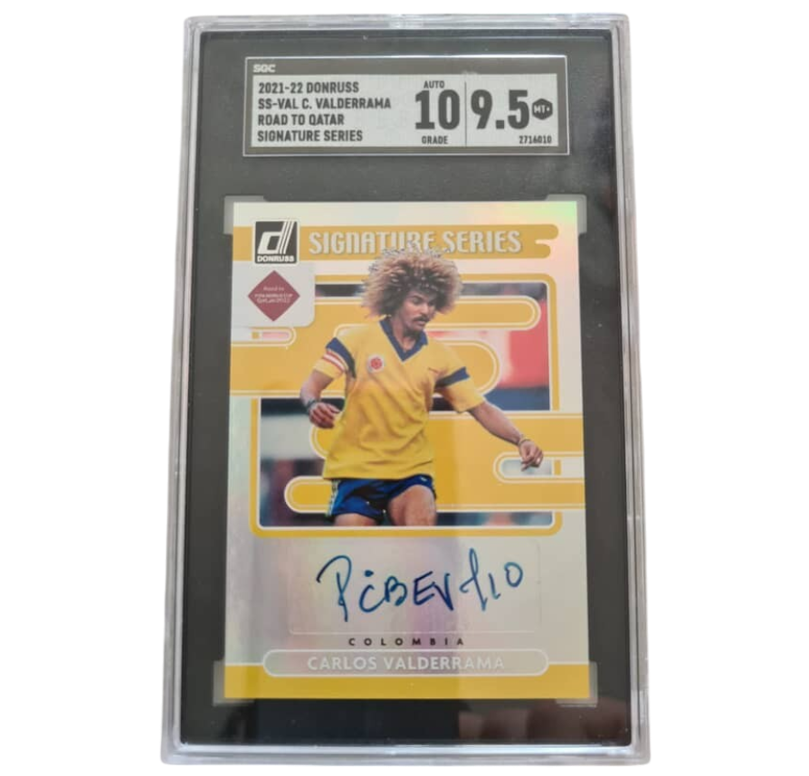 Tarjeta de la leyenda Colombiana, Carlos el Pibe Valderrama autografiada y calificada en un estado de 9.5 de 10.