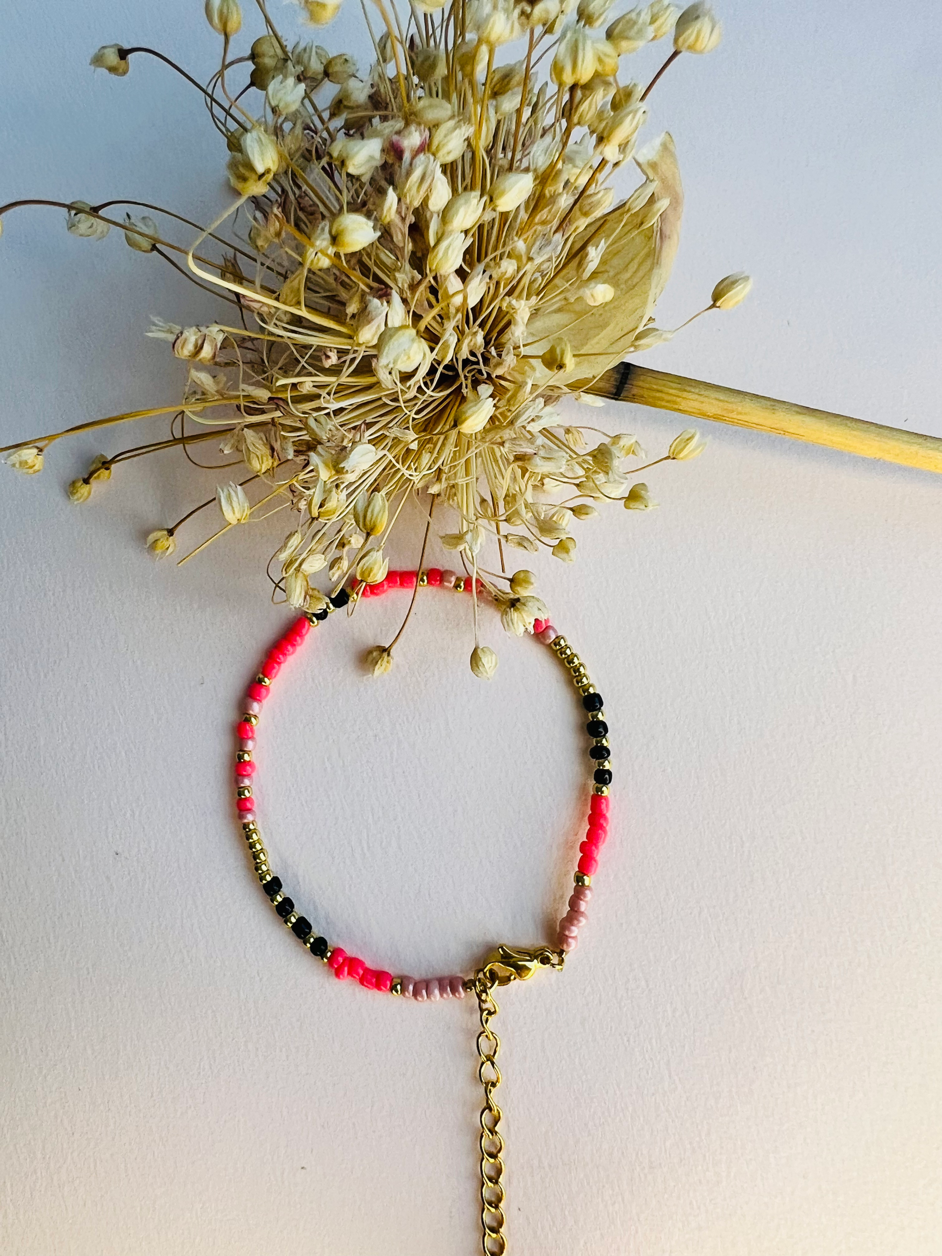Kralen armband met roze, zwart en goud