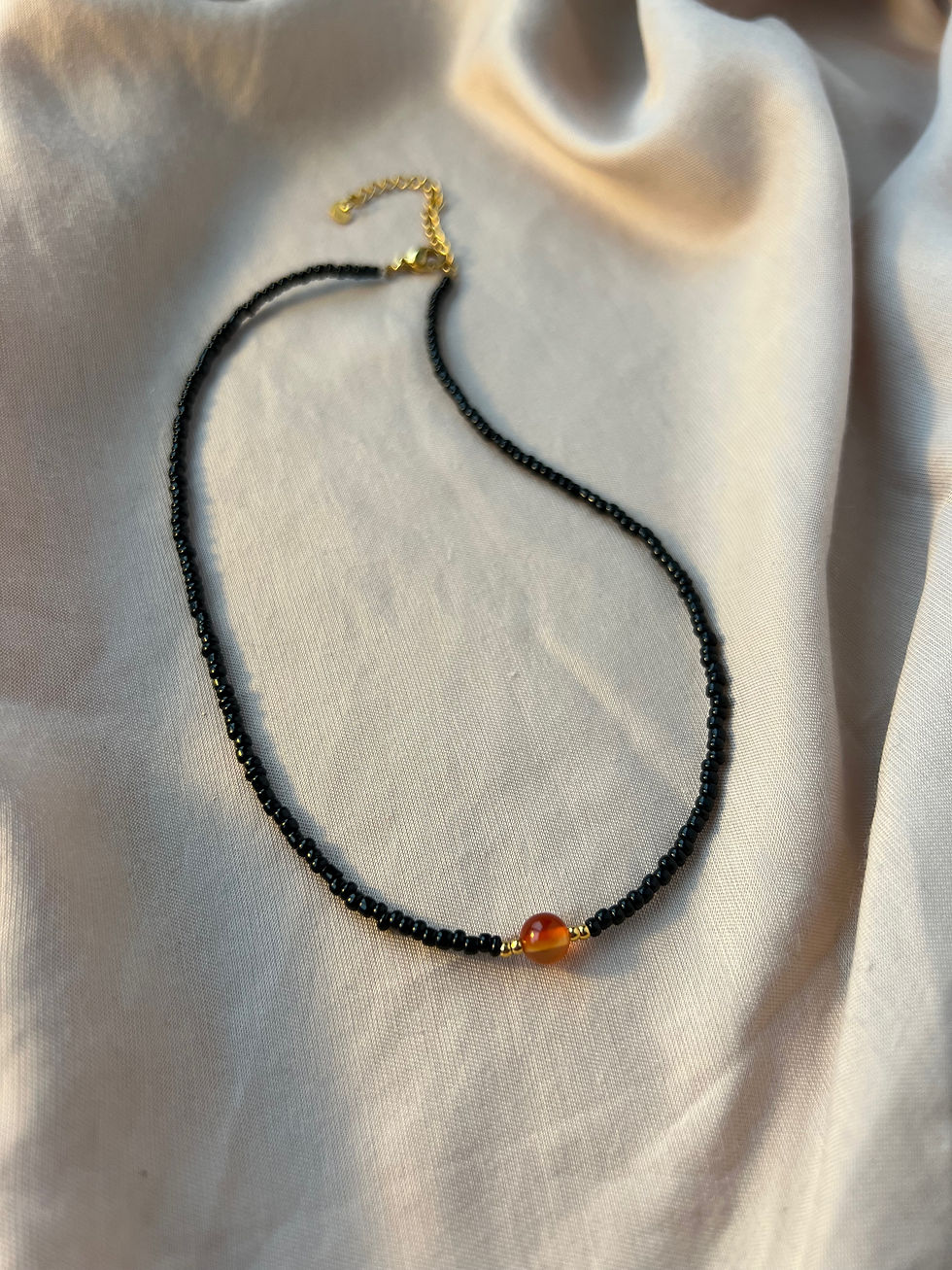 Zwarte Kralenketting met Carneool edelsteen