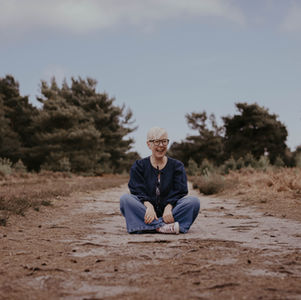 women meditating 