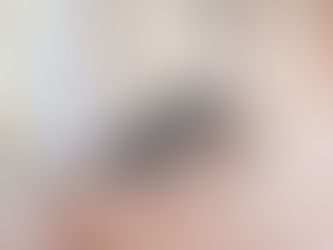 Femme endormie paisiblement dans une lumière douce, illustrant un sommeil réparateur