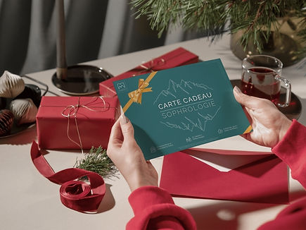 4_carte-cadeau_mockup_mains-fond-noel.jpg