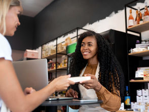 COMÉRCIO RECUA 0,3% EM AGOSTO, MAS ACUMULA ALTA EM 2024