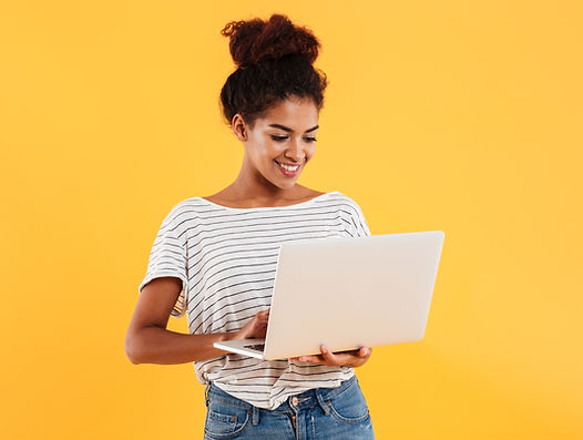 Desenvolvedora criando um site no computador
